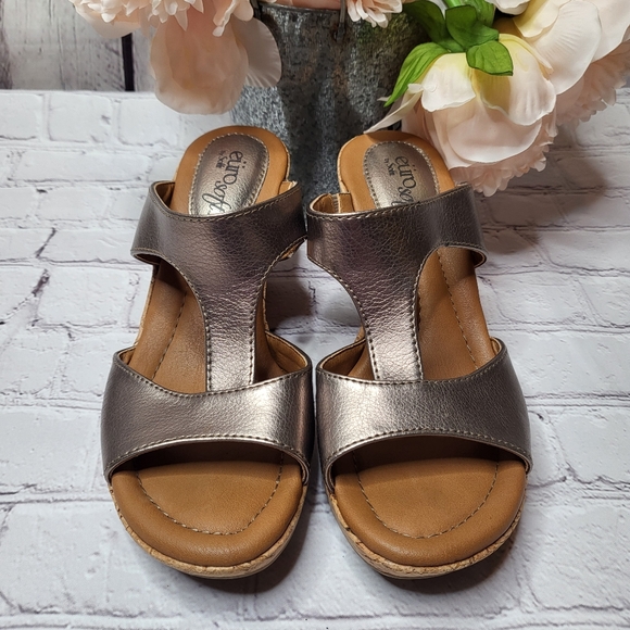 Eurosoft by Sofft Wedge Sandal with Cork Heel and Metallic Upper Size 7 - Picture 3 of 15